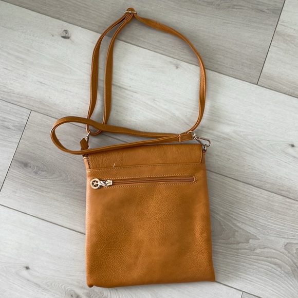 BNWOT mustard cross body bag - Picture 2 of 3